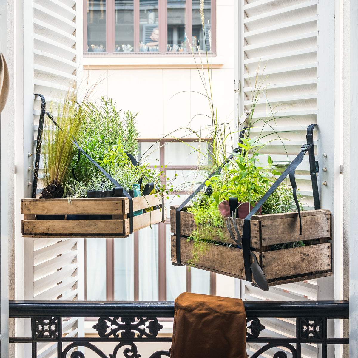 Support de bac à fleurs robuste et réglable en largeur Xclou Support pour jardinière couleur verte Accroche jardinière en métal pour le balcon 