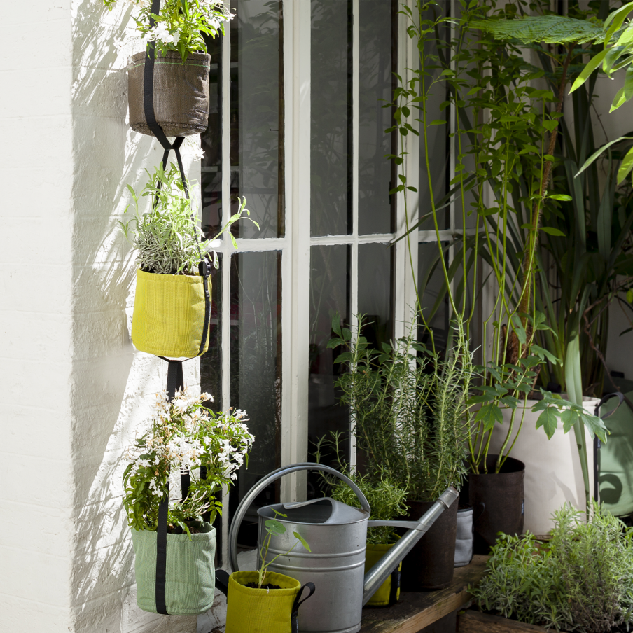 Pot suspendu effet tressé noir - Pot, jardinière et bac à fleur -  Décoration de jardin - Jardin et Plein air